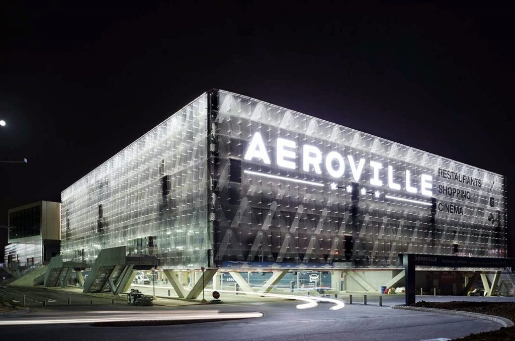 Mise en lumière des façades et du parkings du Centre Commercial Aeroville a proximité de l'aéroport Charles De Gaulle.
